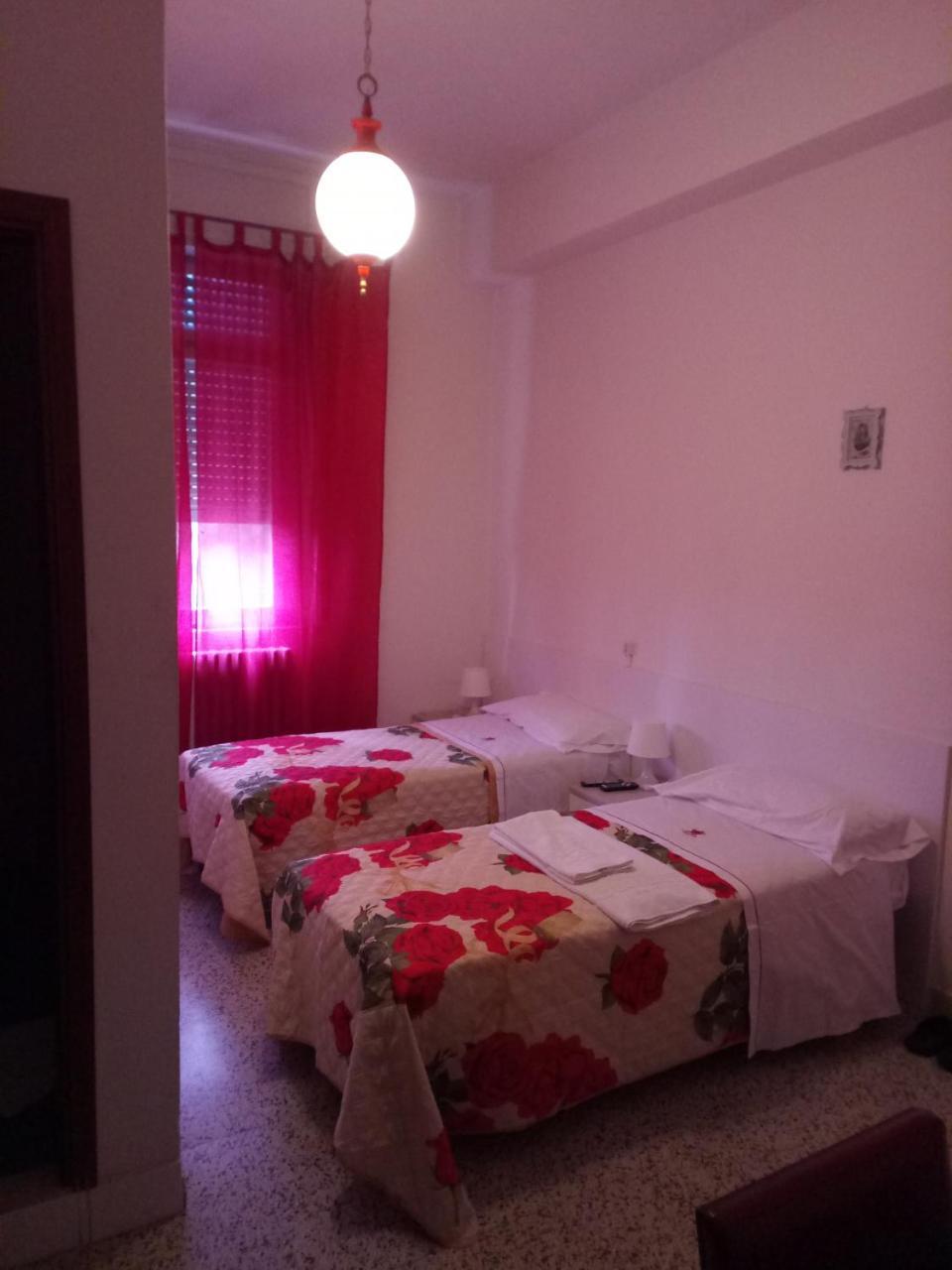 London Cafe Bed & Breakfast Castelnovo ne' Monti Exterior photo