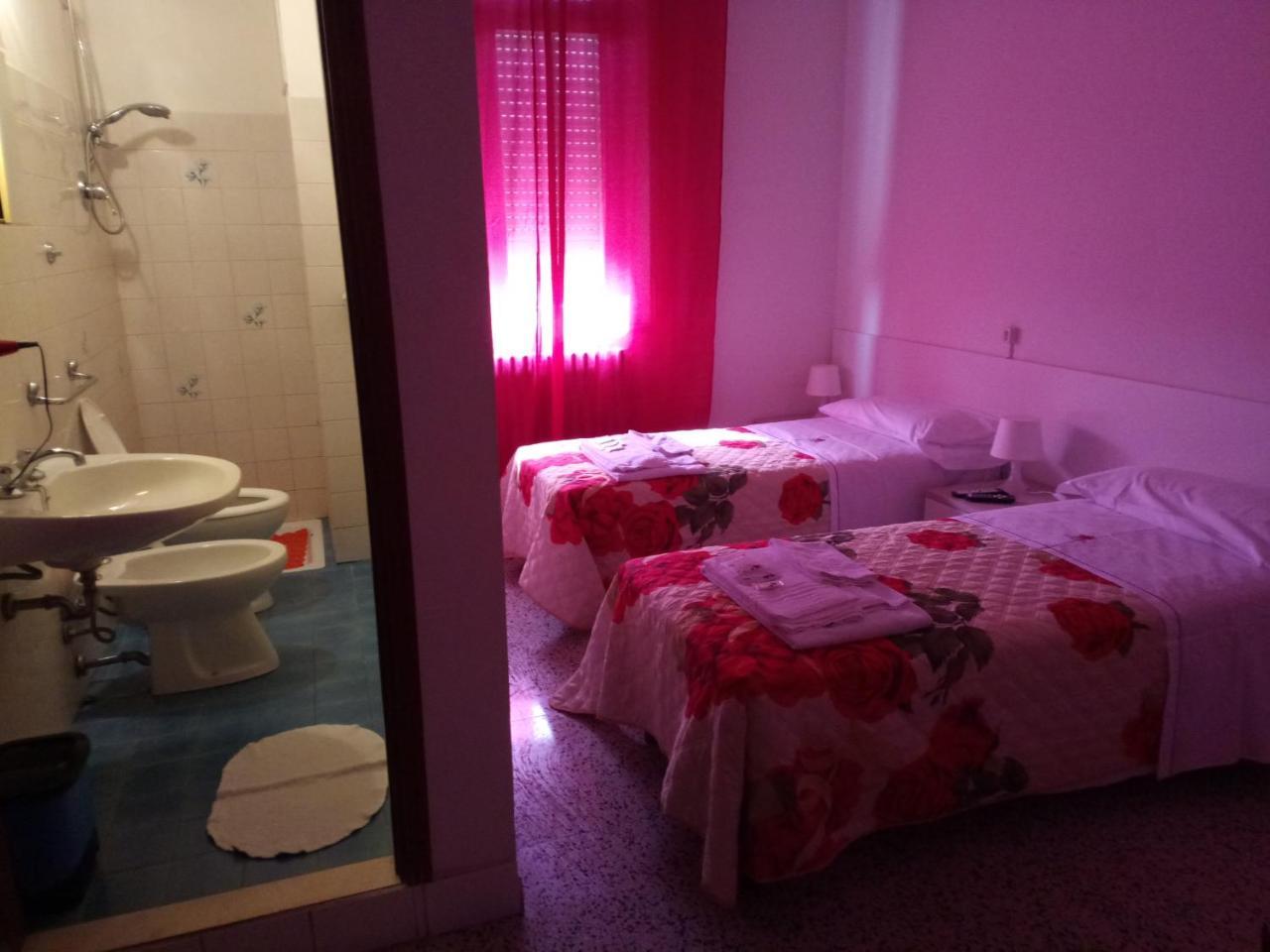 London Cafe Bed & Breakfast Castelnovo ne' Monti Exterior photo