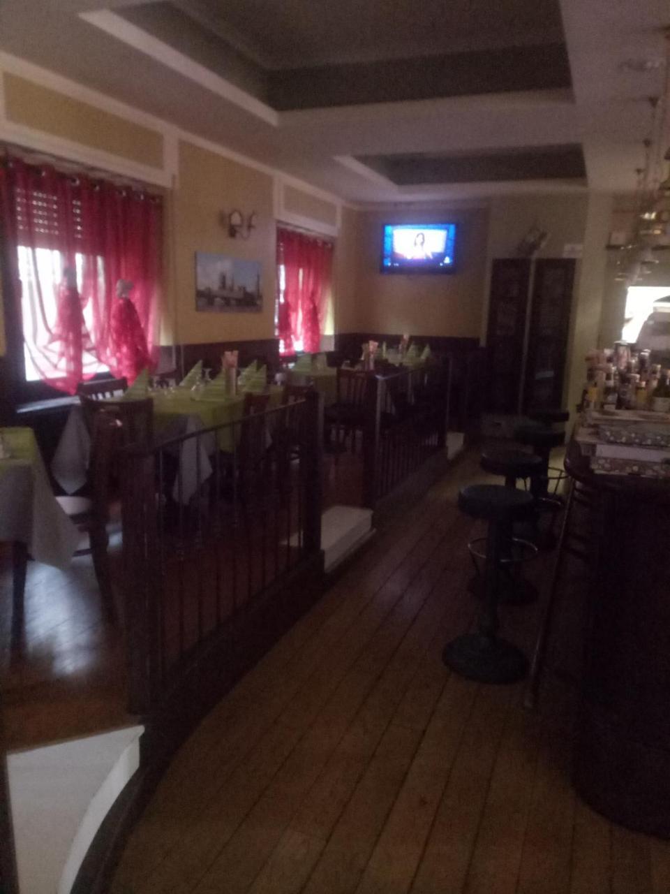 London Cafe Bed & Breakfast Castelnovo ne' Monti Exterior photo
