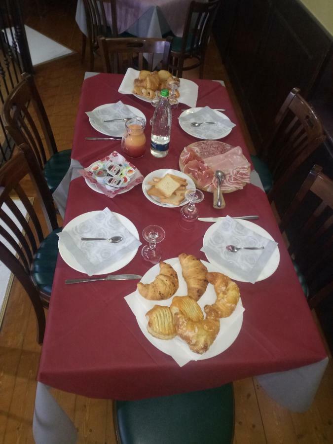 London Cafe Bed & Breakfast Castelnovo ne' Monti Exterior photo